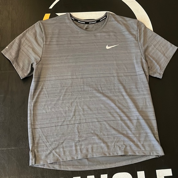 Nike running shirt medium - Picture 1 of 1